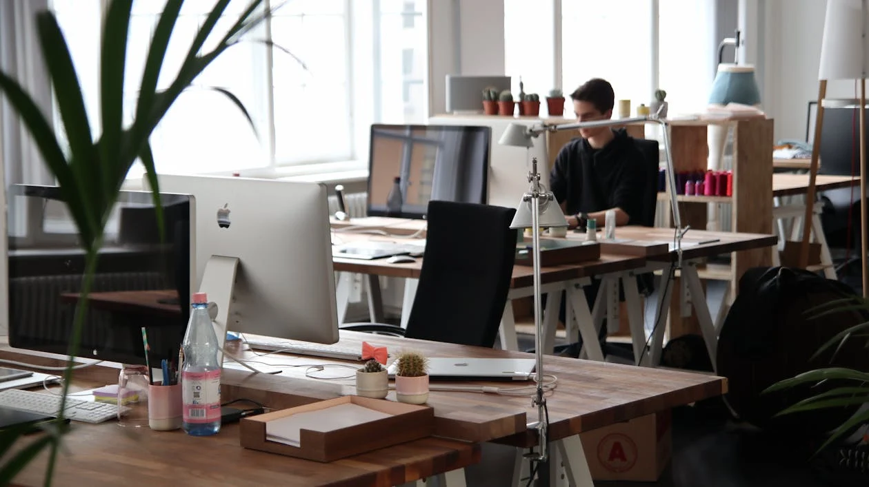 Espacio de trabajo moderno con tecnología de vanguardia